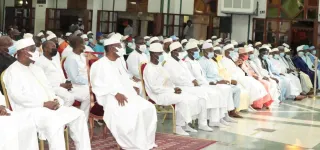 le-president-de-la-republique-a-prie-a-la-grande-mosquee-de-la-riviera-golf-la-nuit-de-destin